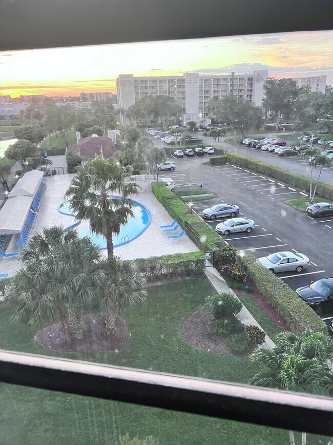 Building Photo - 14475 Strathmore Ln