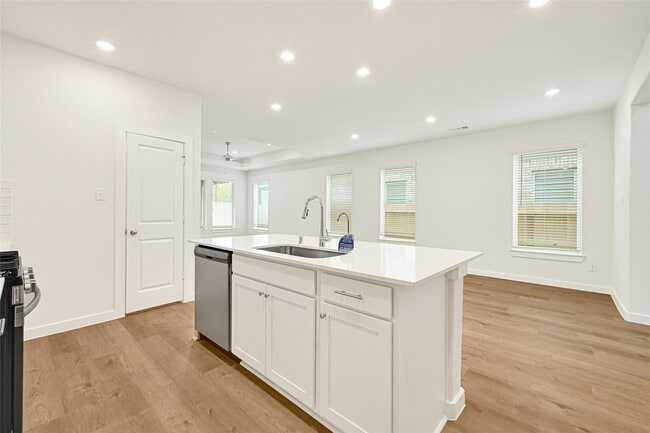 Building Photo - 31819 Autumn Spur Ln