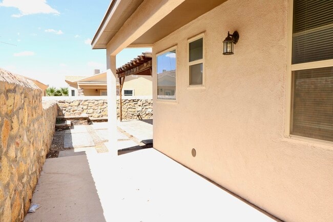 Building Photo - 3817 Loma Cortez Dr