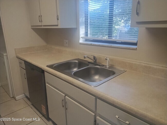 Building Photo - 200 International Dr