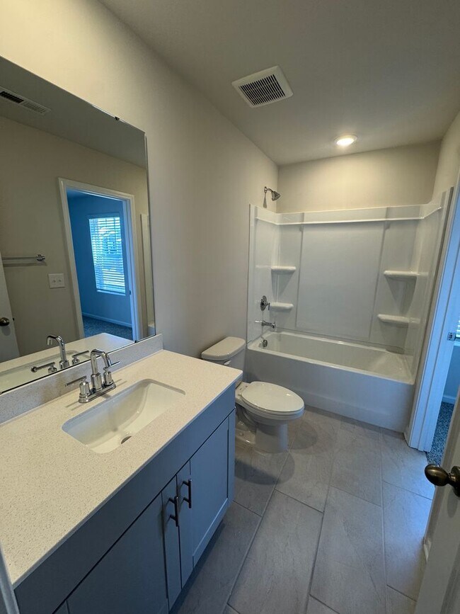 Building Photo - Beautiful 3BR 2.5 Townhouse w/ 2-Car Garage •  EV Plug • Quartz Island • End Unit in Charlotte