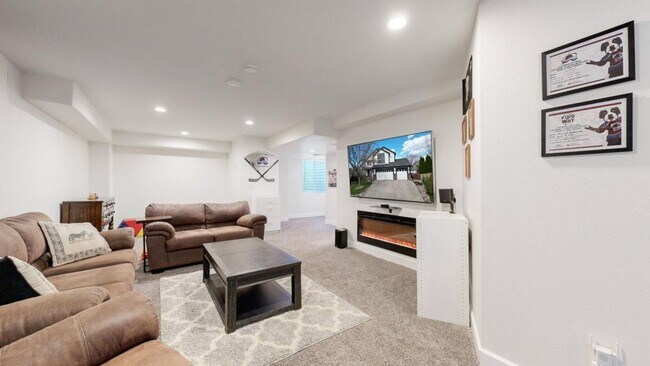 Building Photo - Beautiful Home in the Ridge Crest Neighbor...