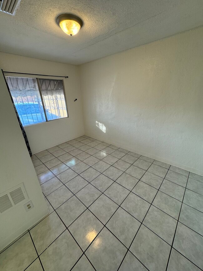 Building Photo - 239 S Cherry Ave