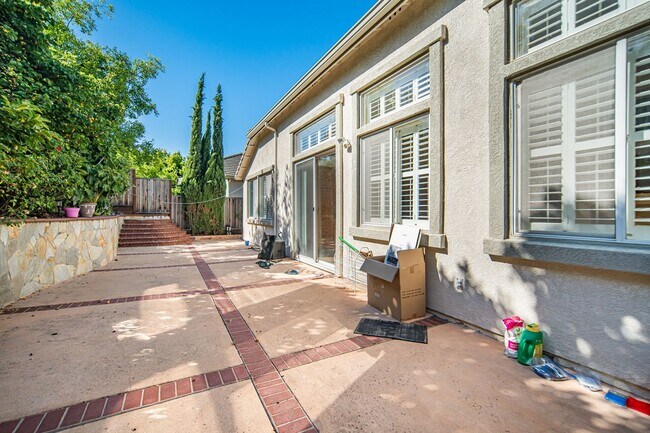 Building Photo - Highly Desirable Executive Home: 4 Bedrooms, 3 Bathrooms of Luxury Living