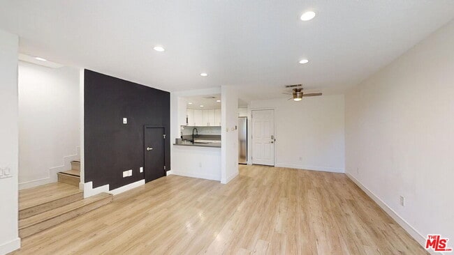 Primary Photo - 9625 Sylmar Ave