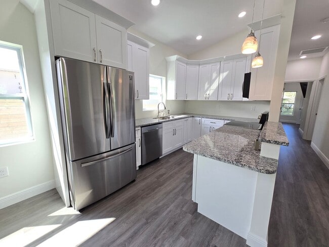 Building Photo - Charming 3-Bedroom, 2-Bath Home in Sarasota ~ Near Legacy Trail