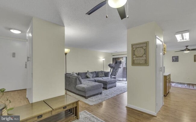 Building Photo - 11232 Chestnut Grove Square