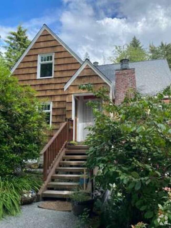 Building Photo - 4 Bedroom Upstairs Unit in a Country Setting