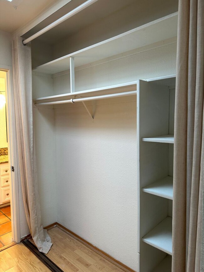 Building Photo - MISSION HILLS-SPACIOUS 2BR /2BA WITH MODER...