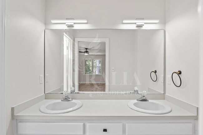 Building Photo - 623 Elmwood Ct