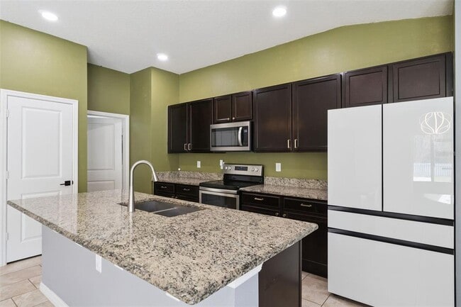 Building Photo - 3028 Lakes Crest Ave