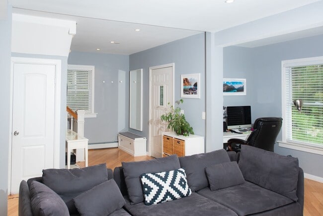 Building Photo - Beautiful 4BD Dutch Colonial Home in Harts...