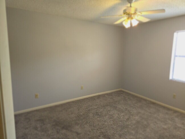 Building Photo - Great location. Centrally located.