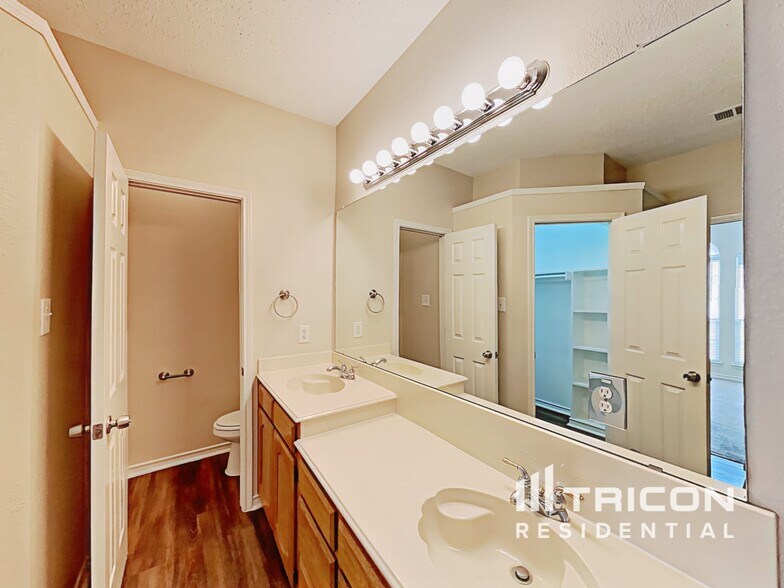 Building Photo - 1558 Aberdeen Dr