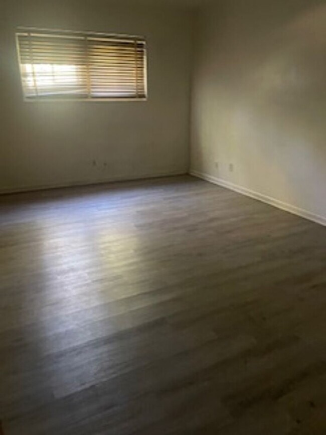 Building Photo - Spacious 2 bed one bath