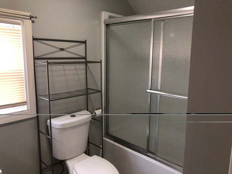 Building Photo - 10 Winsor St