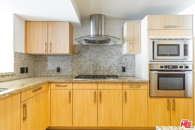 Building Photo - 13650 Marina Pointe Dr
