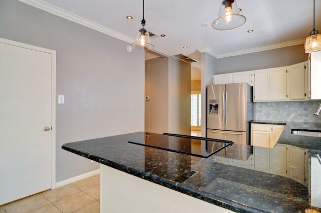 Building Photo - 3 Bedroom Home - Ridglea Country Club Estates