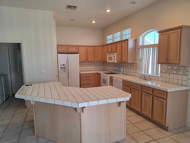 Building Photo - Spacious 3-Bedroom Home with RV Parking & 3-Car Garage in Bullhead City