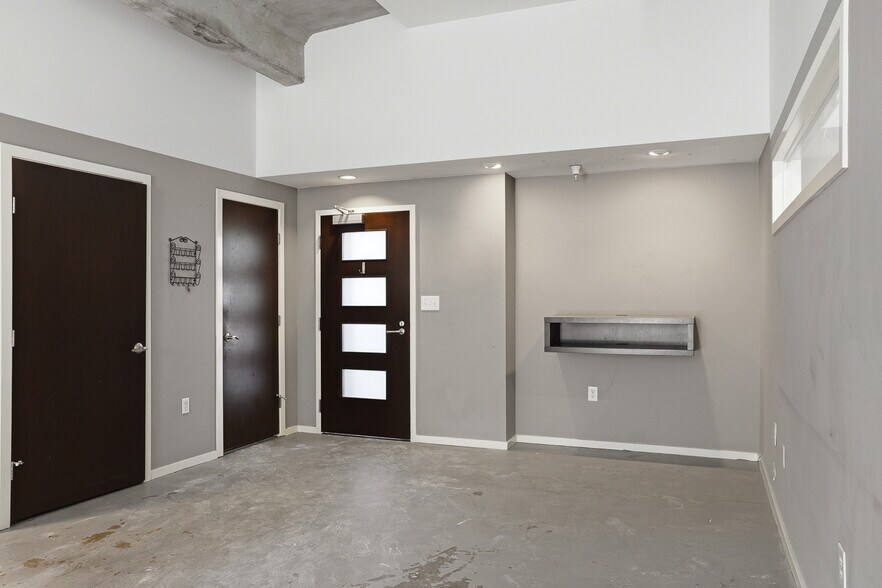 Building Photo - 112 E Clay St