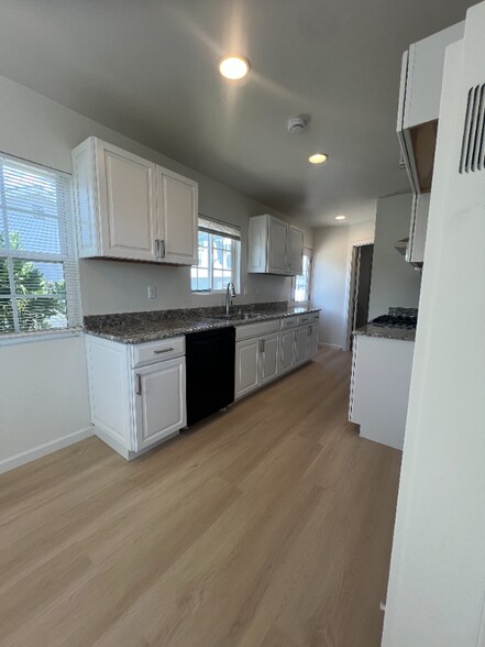 Building Photo - 205 S Flower Ave