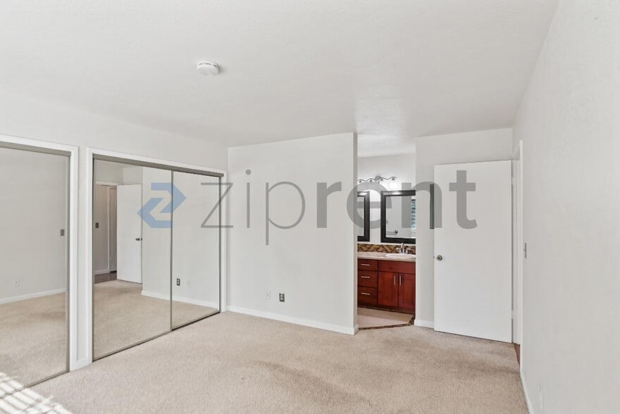 Building Photo - Unit