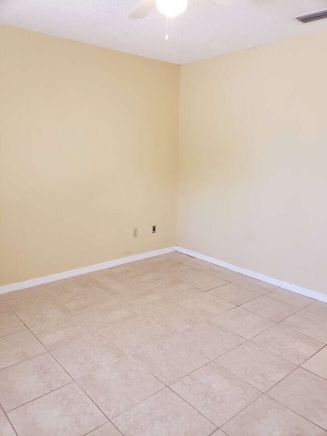 Building Photo - Available - 2 Bed/1Bath Single Family Home~Fenced Yard