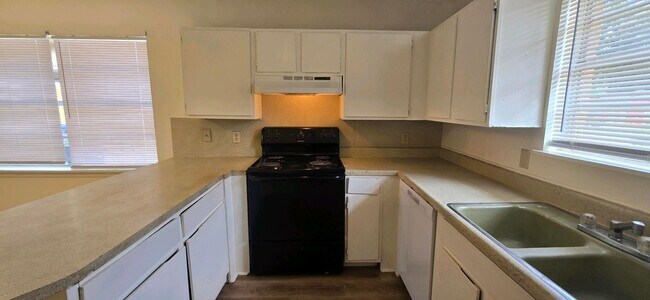 Building Photo - Coming Soon! Cozy 3 Bedroom Unit!