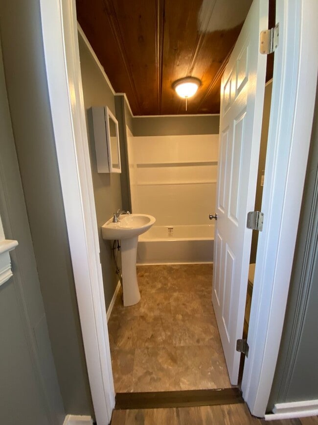 Building Photo - 1203 W State St