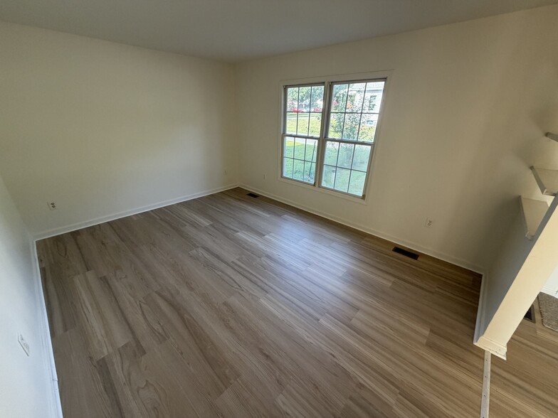 Large family room with new flooring - 903 Harwood Rd