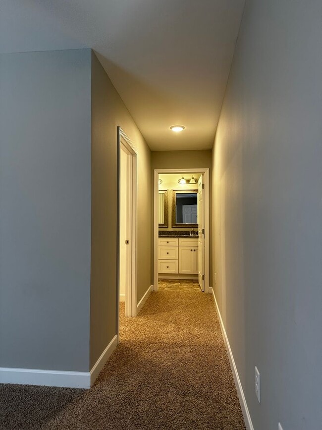 Building Photo - Spacious 3 Bedroom, 3.5bath in central Joh...