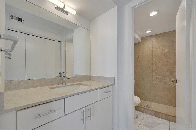 Building Photo - 3015 N Ocean Blvd