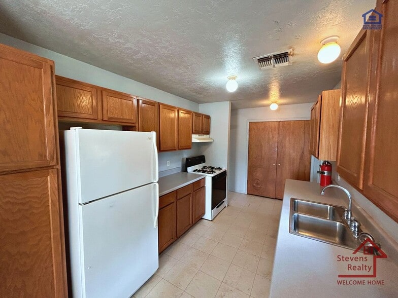 Building Photo - 1302 SW Texas Ave