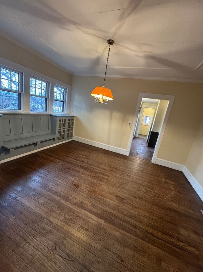 Building Photo - Large Historic 3 Bed House,