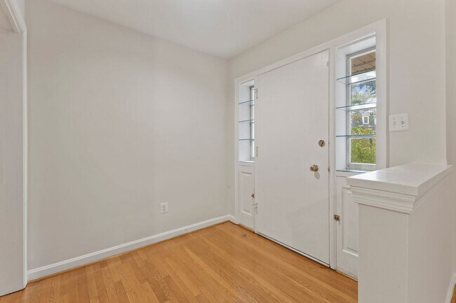 Building Photo - Discover this beautifully updated Colonial...
