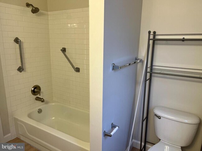 Building Photo - 83 W Laurel Ave