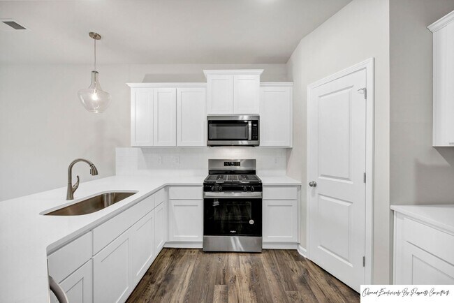 Building Photo - STUNNING TOWNHOME IN BLYTHEWOOD