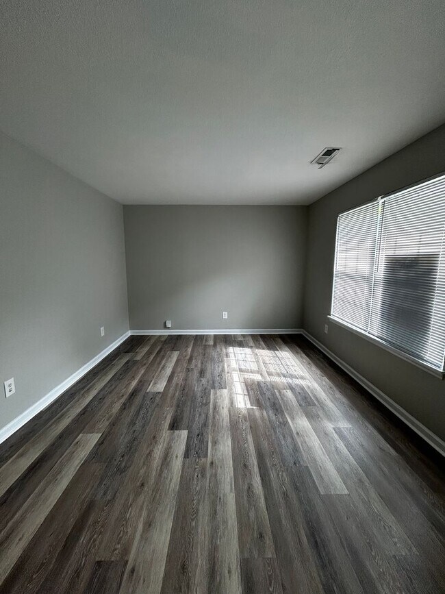 Building Photo - Charming 2 Bed, 1 Bath, 1 Car Garage, Cove...