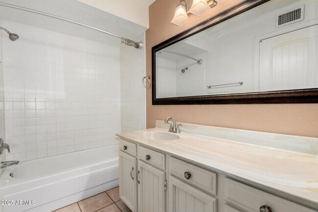Building Photo - Spacious 5-Bedroom Home in the Heart of Sc...