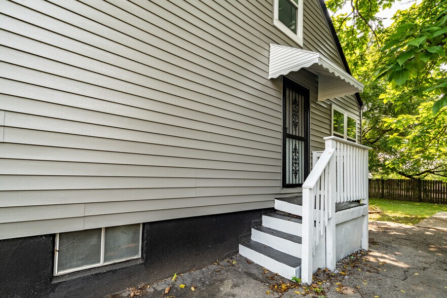 Building Photo - 4015 Valley View Dr