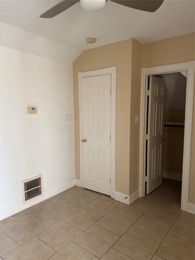 Building Photo - 6015 Ladonia St