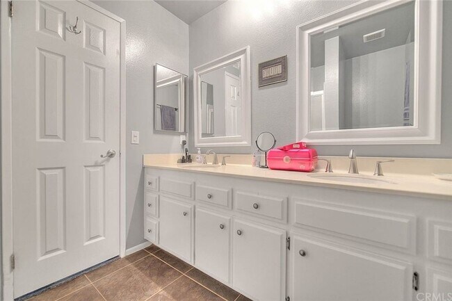 En Suite bathroom in Master Bedroom - 1073 S Romney Dr