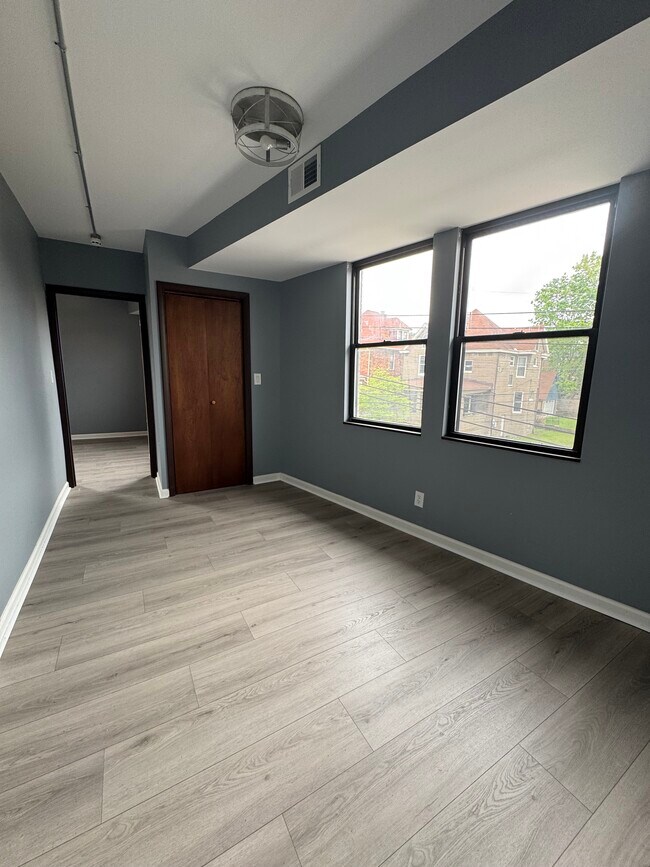 Building Photo - 2905 Glenmore Ave