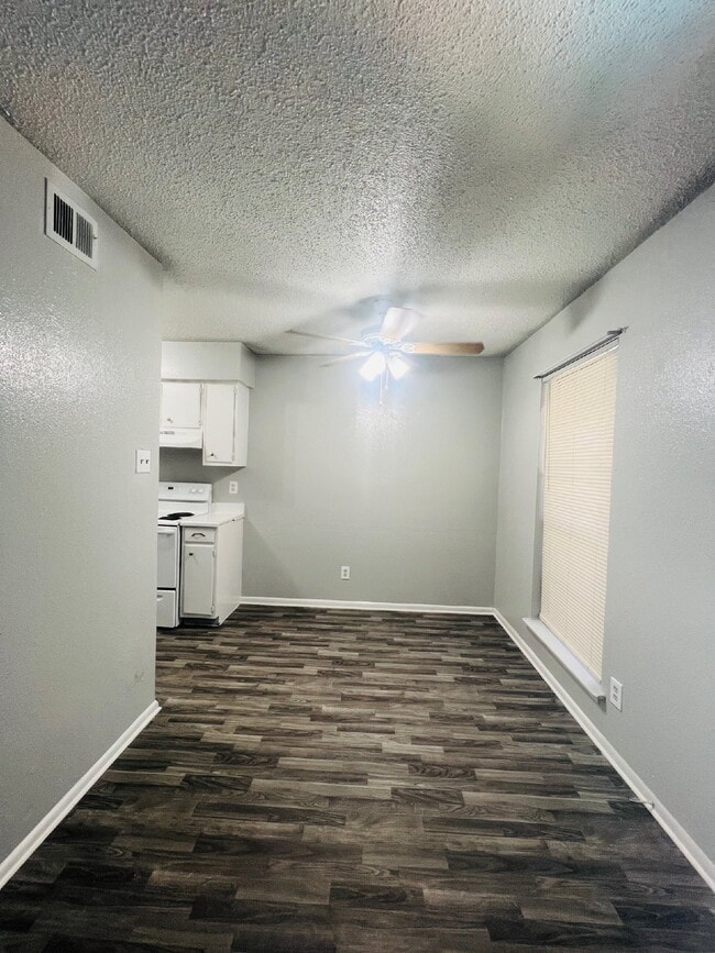 Building Photo - Move in Special - Close to Lackland AFB