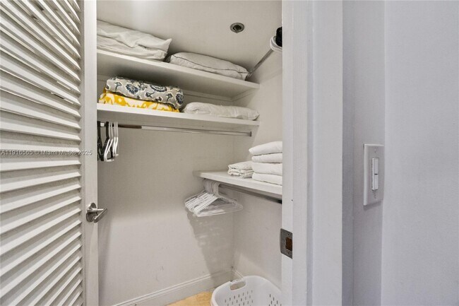 Building Photo - 100 Lincoln Rd