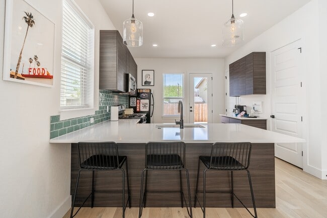 Building Photo - 719 Eleanor Ave