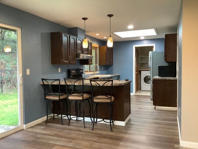 Building Photo - 1 STORY RAMBLER 3 BED 1.5 BATH IN PORT ORCHARD