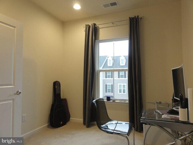 Building Photo - 606 N Atwater Dr