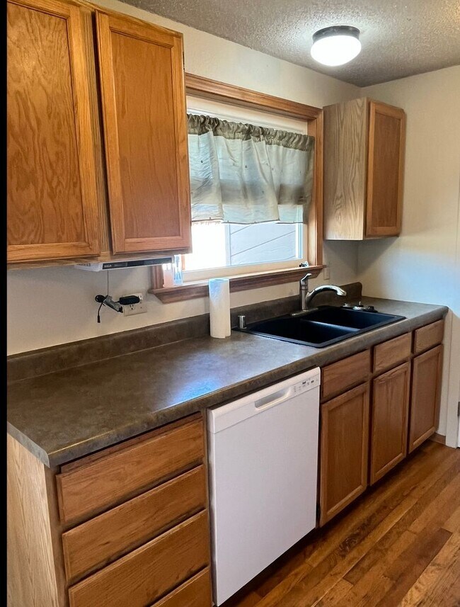 Building Photo - PRELEASING: Updated 3 bed/1 bath Rambler in Roosevelt Neighborhood!