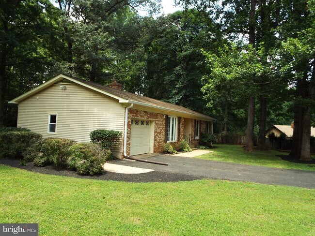 Building Photo - 121 Greenfield Rd